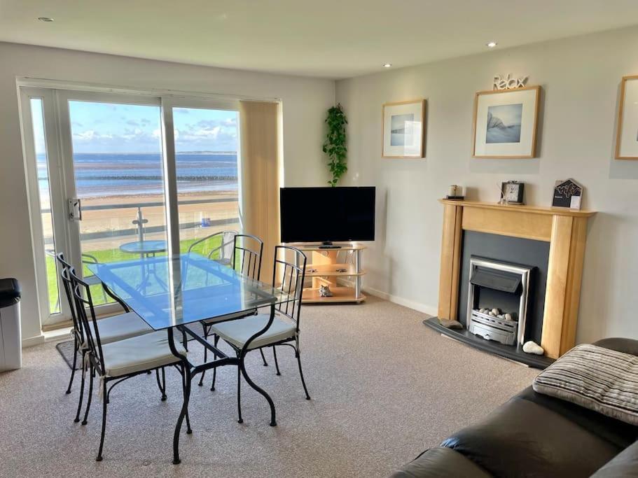 Beachfront Bliss With Spectacular Views Llanelli Bagian luar foto